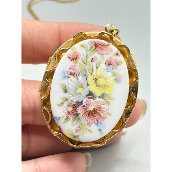 Vintage Floral Locket Gold Tone Necklace Oval Picture Holder Keepsake Floral - Picture 3 of 8